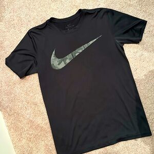 Mena Nike athletic tshirt